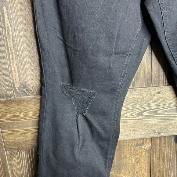 NWT•Old Navy•black distressed•rockstar
Skinny•high rise•size 16 - Picture 8 of 9